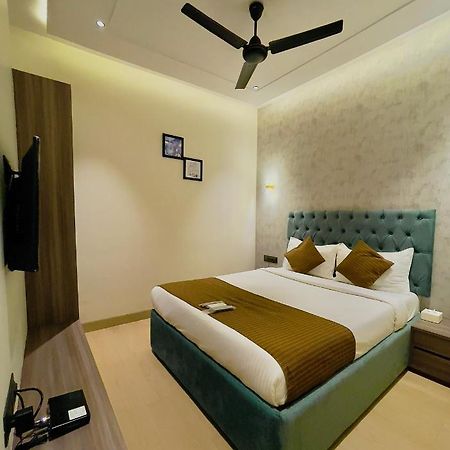 מומביי Hotel Lime Wood מראה חיצוני תמונה