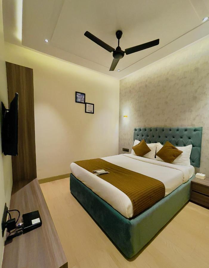 מומביי Hotel Lime Wood מראה חיצוני תמונה